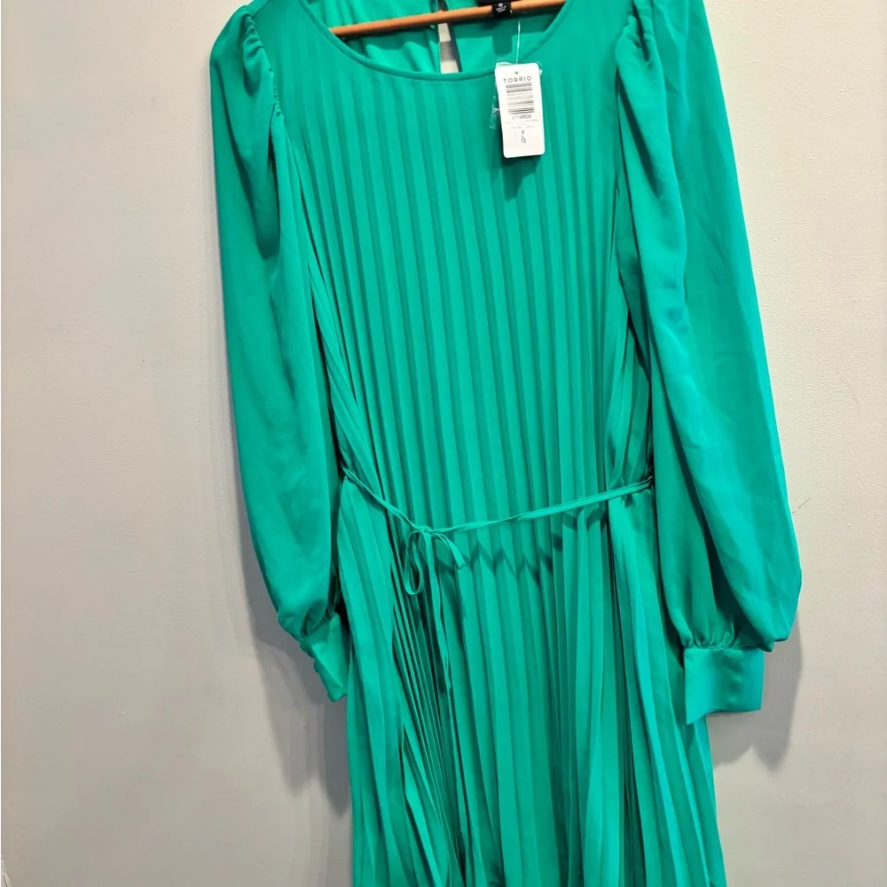 Torrid Vibrant Green Long Sleeve Dress Easter spring pleated midi size 12 - Picture 8 of 16
